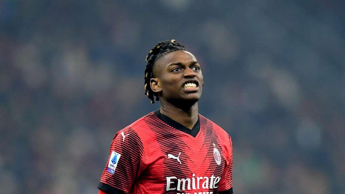 Leao nel riscaldamento al 'Benito Stirpe' palleggia più volte di tacco e si diverte