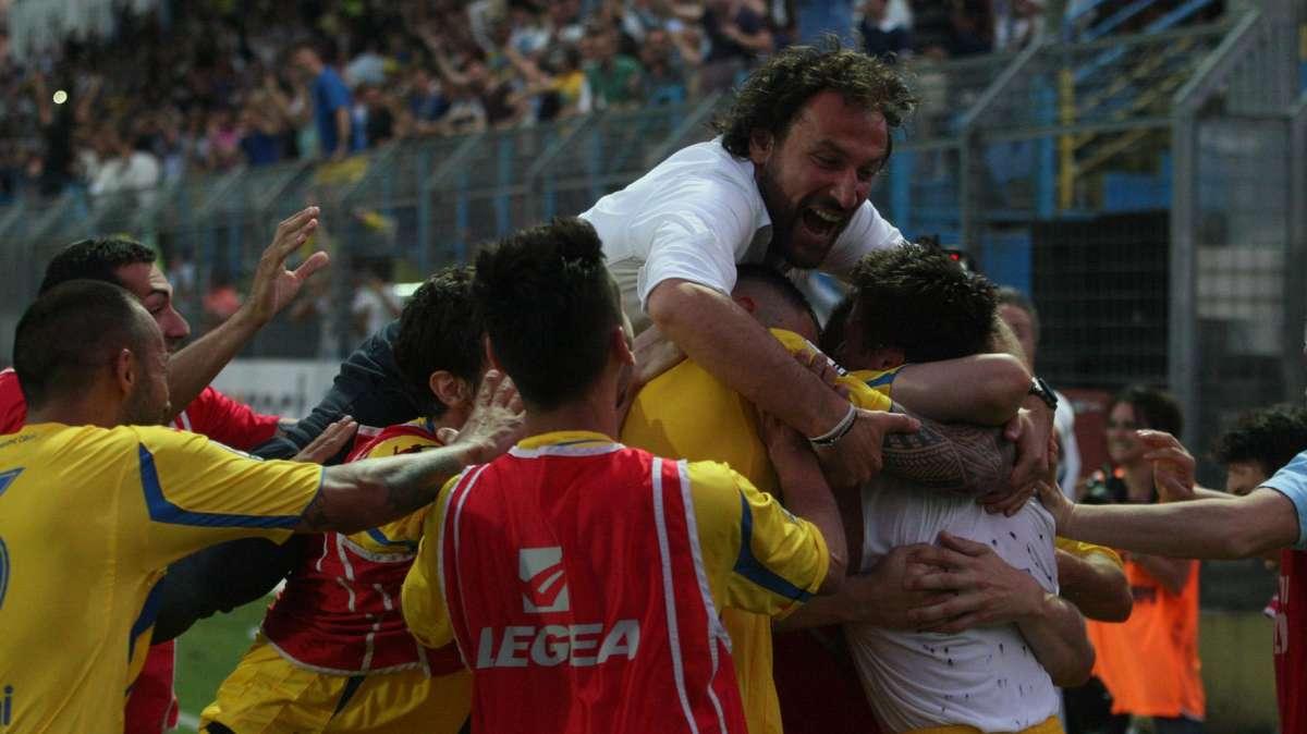 ACCADDE OGGI - Frosinone-Lecce 3-1: canarini di nuovo in B