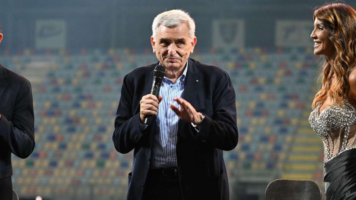 Frosinone, Stirpe: "Fa sempre piacere ricevere un gesto di attenzione e stima per il lavoro svolto. Futuro? Ho le idee molto chiare su quello che bisogna fare"