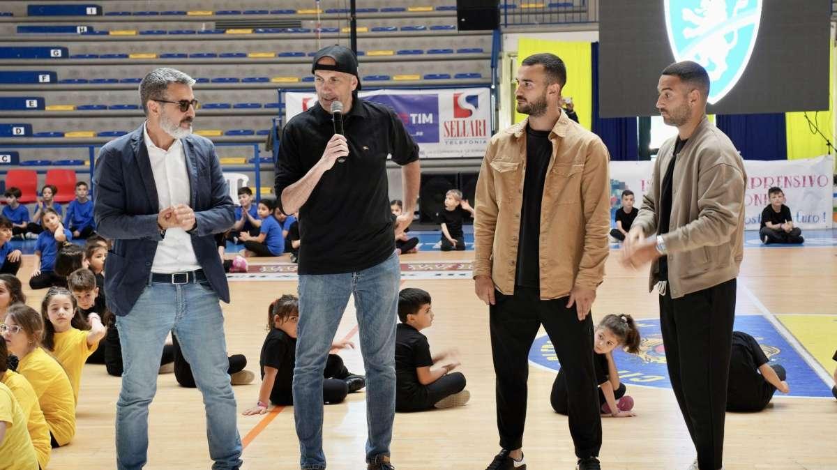 Al Palacasaleno Cotali e Insigne fanno festa con 350 bambini