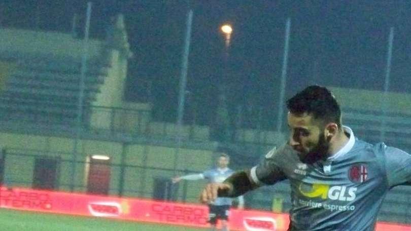 MOVIOLA - Alessandria, gol nettamente irregolare: Chiarello, al di là della sua posizione, si aggiusta il pallone con un braccio molto largo
