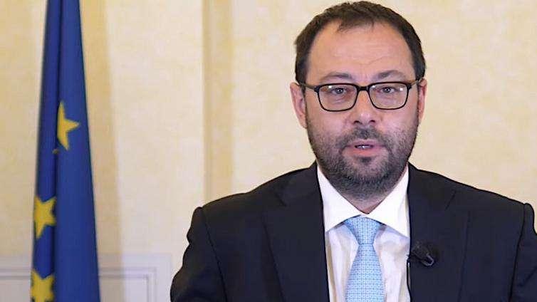 Il Ministro Patuanelli: "Restano aperte il 35% delle attività"