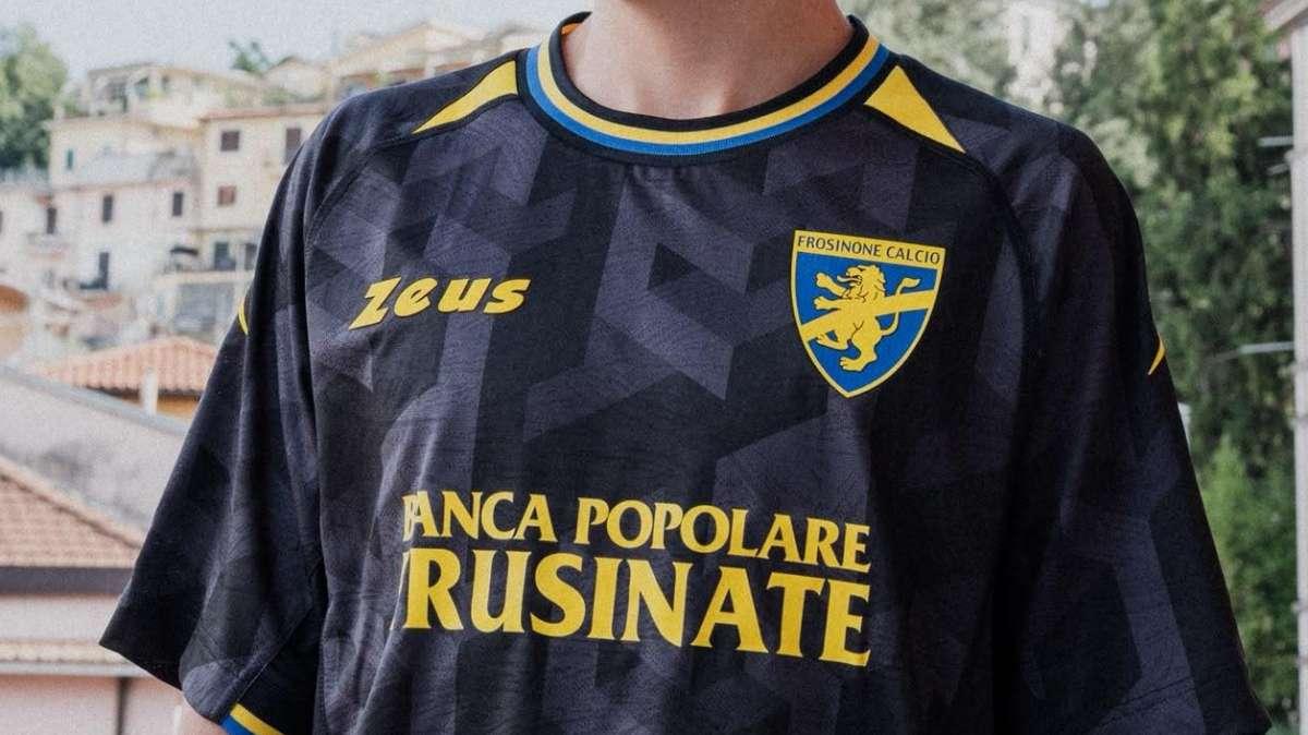 Napoli-Frosinone, esordio per la terza maglia: torna lo sponsor 958 Santero