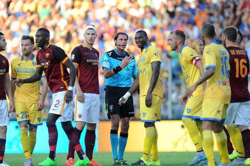 Frosinone Roma termina 0-2. Ma Gervasoni si rende decisivo con un clamoroso rigore non concesso - FOTO