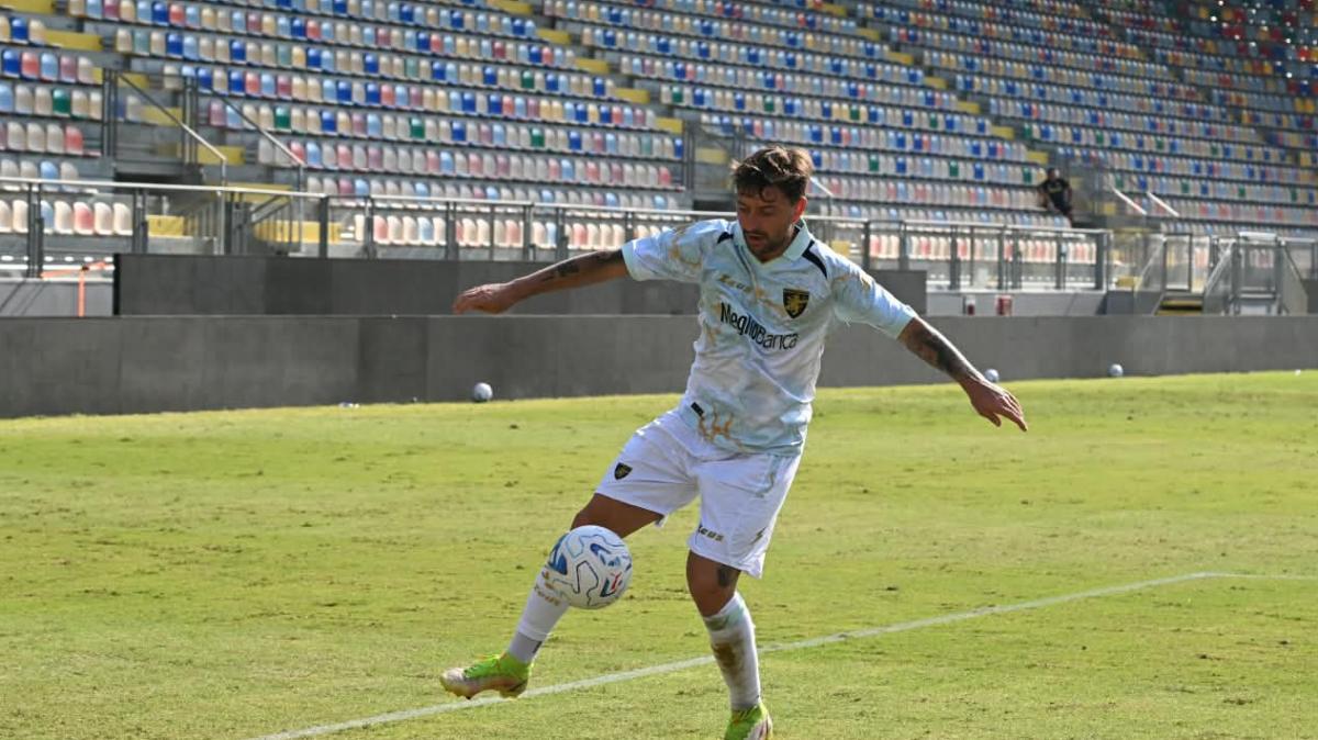 Frosinone-Benevento, curiosità nello Stirpe: Monterisi con la 10 e la fascia, Calò con la 9