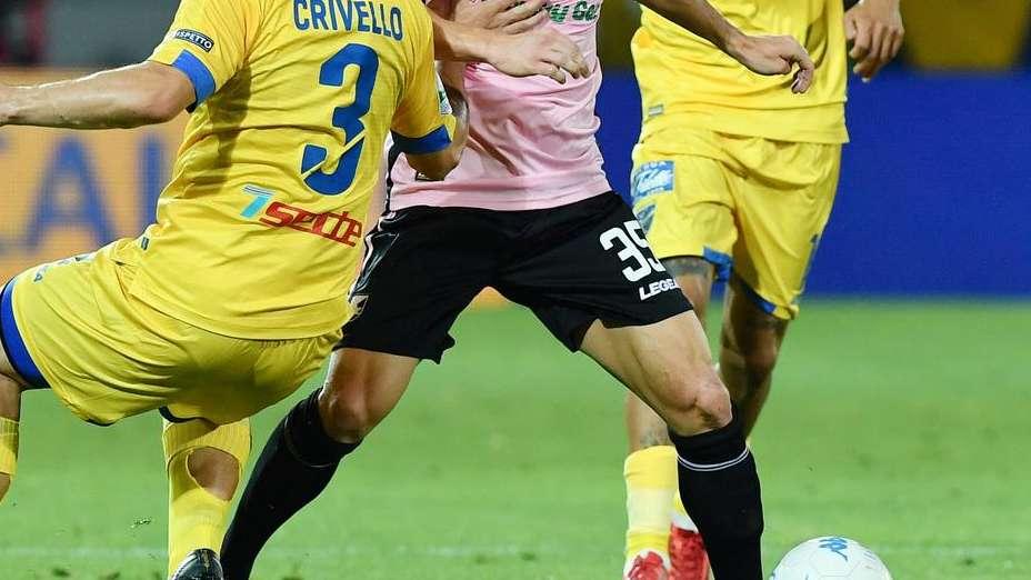 Il Frosinone ha ritrovato il Palermo: clima molto cordiale tra i giocatori durante le strette di mano