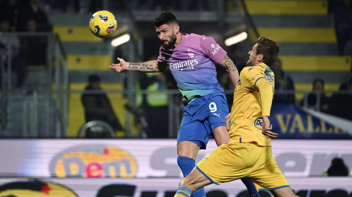 Romagnoli non si alza per il fuorigioco, accetta il duello con Giroud e lo perde: l'1-0 del Milan analizzato al replay