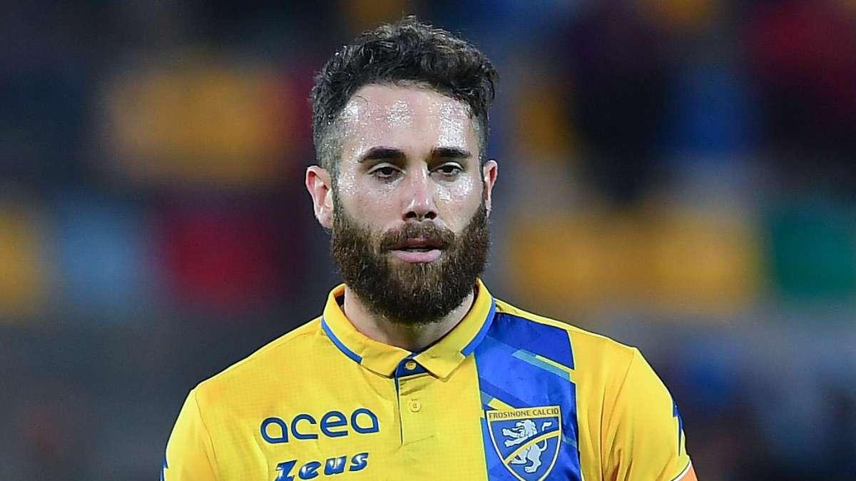 Zampano con la fascia da capitano del Frosinone al braccio: è successo a Cosenza dopo l'uscita di Maiello dal campo