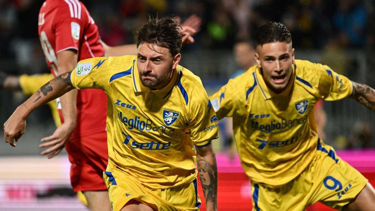 Frosinone, Calò si fa tatuare un ricordo per la quarta promozione in A del Frosinone