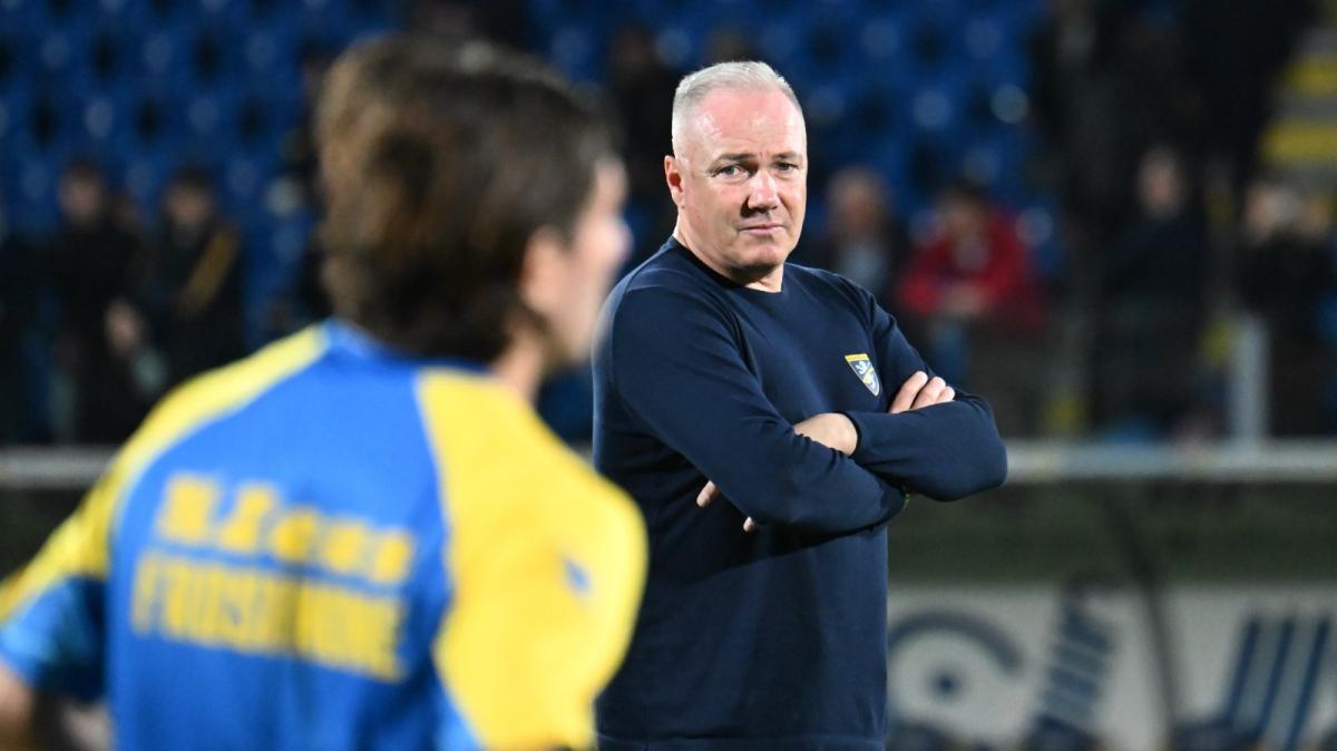 Frosinone, Alvini: "Nessuno si senta la maglia addosso. Salvezza? Sarebbe un percorso straordinario"