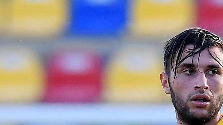 La manata di Tribuzzi a Fagioli durante Cremonese-Frosinone: l'arbitro lascia correre, il fallo c'è ma non è volontario