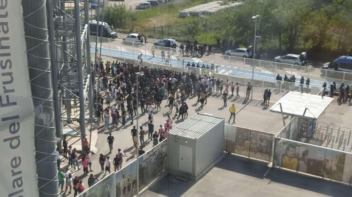 VIDEONOTIZIA - Gli ultras del Palermo hanno provato ad abbandonare lo Stirpe durante il primo tempo di Frosinone-Palermo 