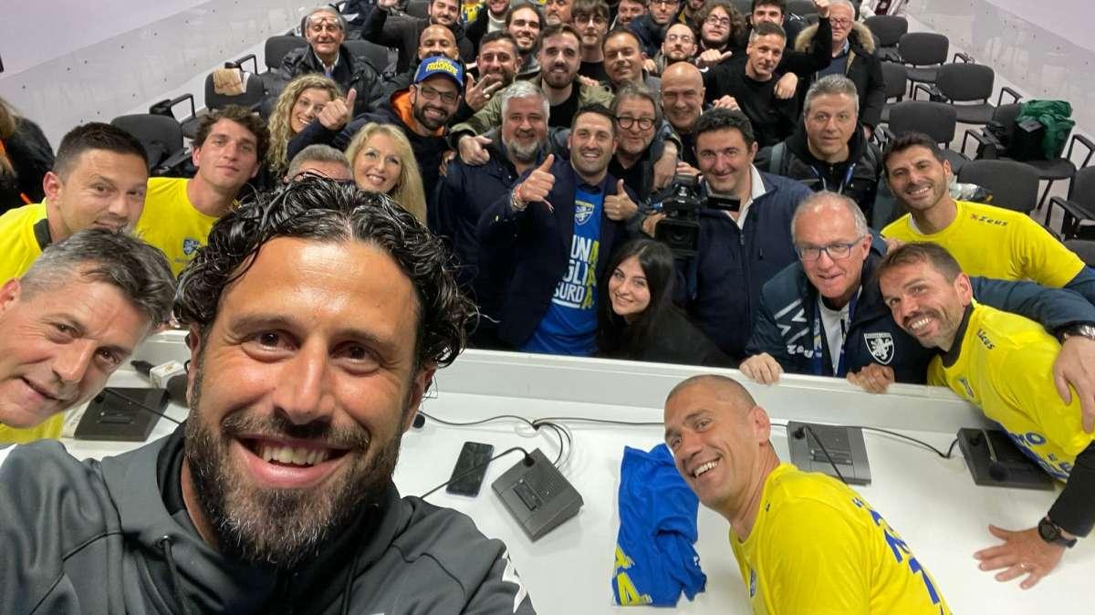 FOTONOTIZIA - Grosso e Staff in selfie con la stampa