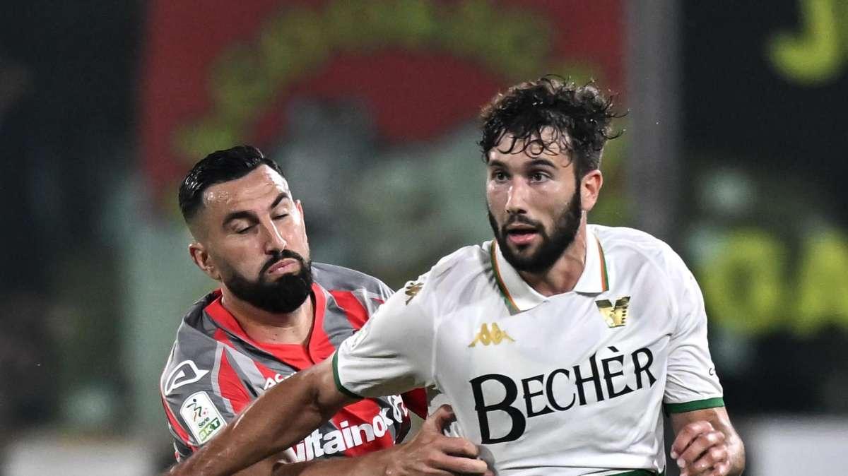 Serie B - Finale di andata senza gol, allo Zini è 0 a 0 tra Cremonese e Venezia