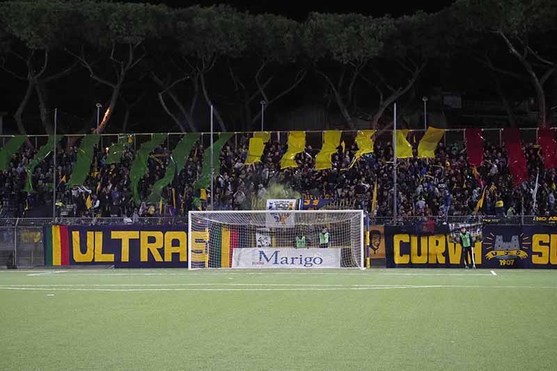 I disordini con la Cavese costano caro: divieto di trasferta per i tifosi della Juva Stabia