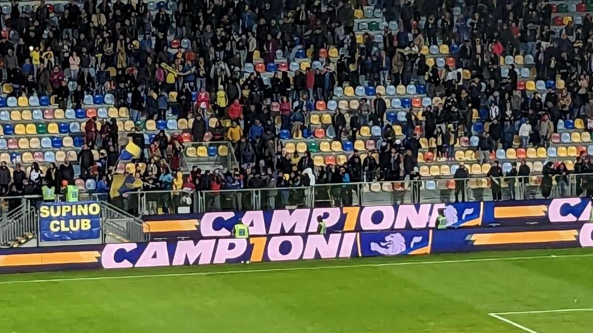 CAMP1ONI! I led del Benito Stirpe celebrano il successo del Frosinone 