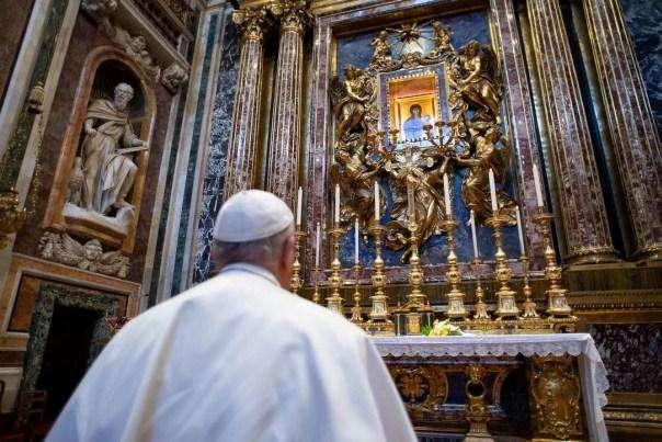 Roma deserta, Papa Francesco esce a piedi e va a pregare in due chiese