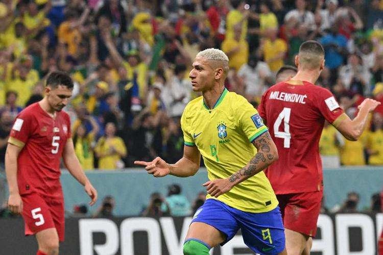 Il Brasile si candida al Mondiale: la difesa è impenetrabile, l'attacco straripante. La Serbia riesce a subire soltanto due gol