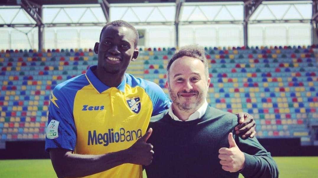 Il sogno di Kalifa Kujabui, dal Gambia al Frosinone. Il centrocampista al TGR Lazio: “Ho rischiato la vita per arrivare qui”