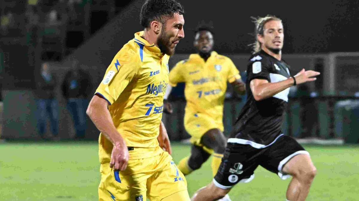 PAGELLE Frosinone-Cesena 3-1: doppietta per Raimondo e gol di Ghedjemis ma tutti sugli scudi