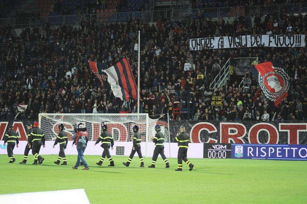 Il Crotone vince 2-1 sul Livorno, ma un gol è irregolare: in Serie B serve il Var