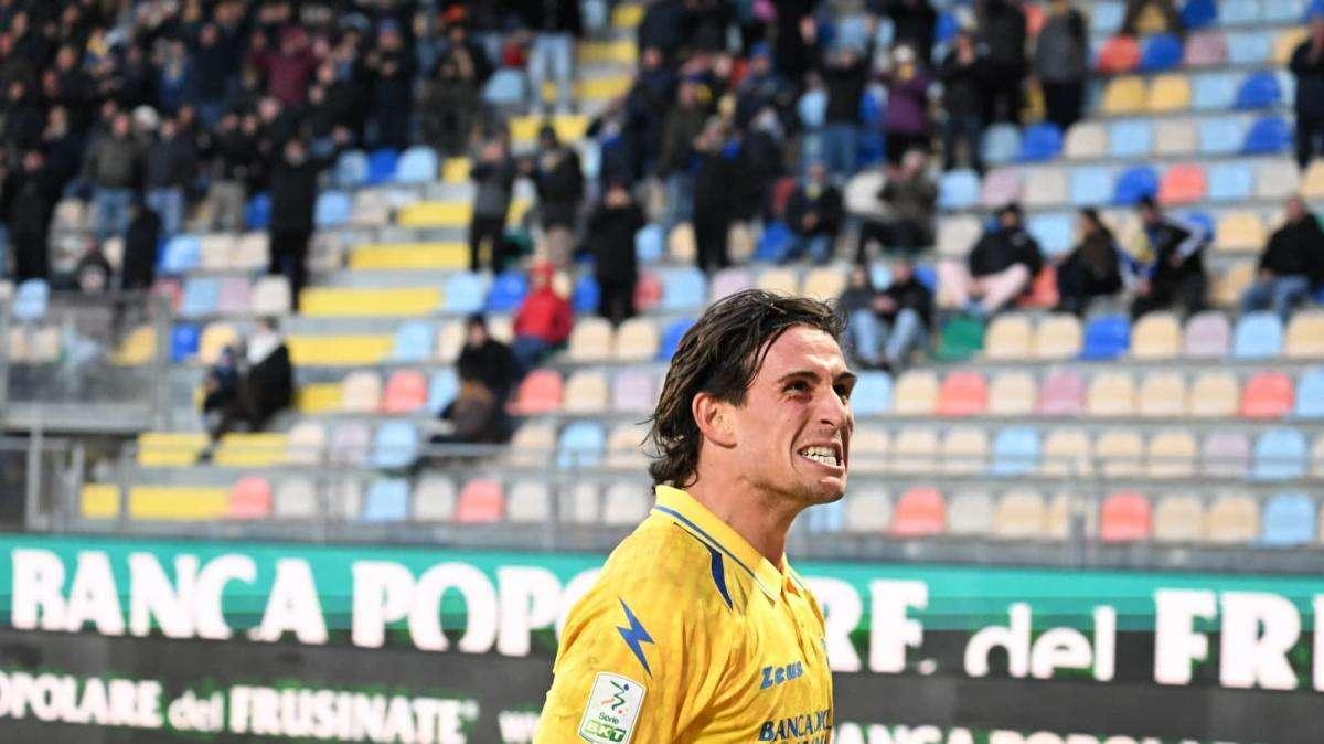 Il Frosinone batte il Catanzaro e comincia il 2026 col sorriso: adesso il big match di Monza, da affrontare con fiducia e precisa identità
