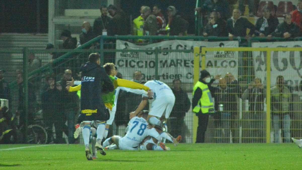 Serie B, la classifica aggiornata: Frosinone a 5 lunghezze dalla vetta, distanze minime in testa