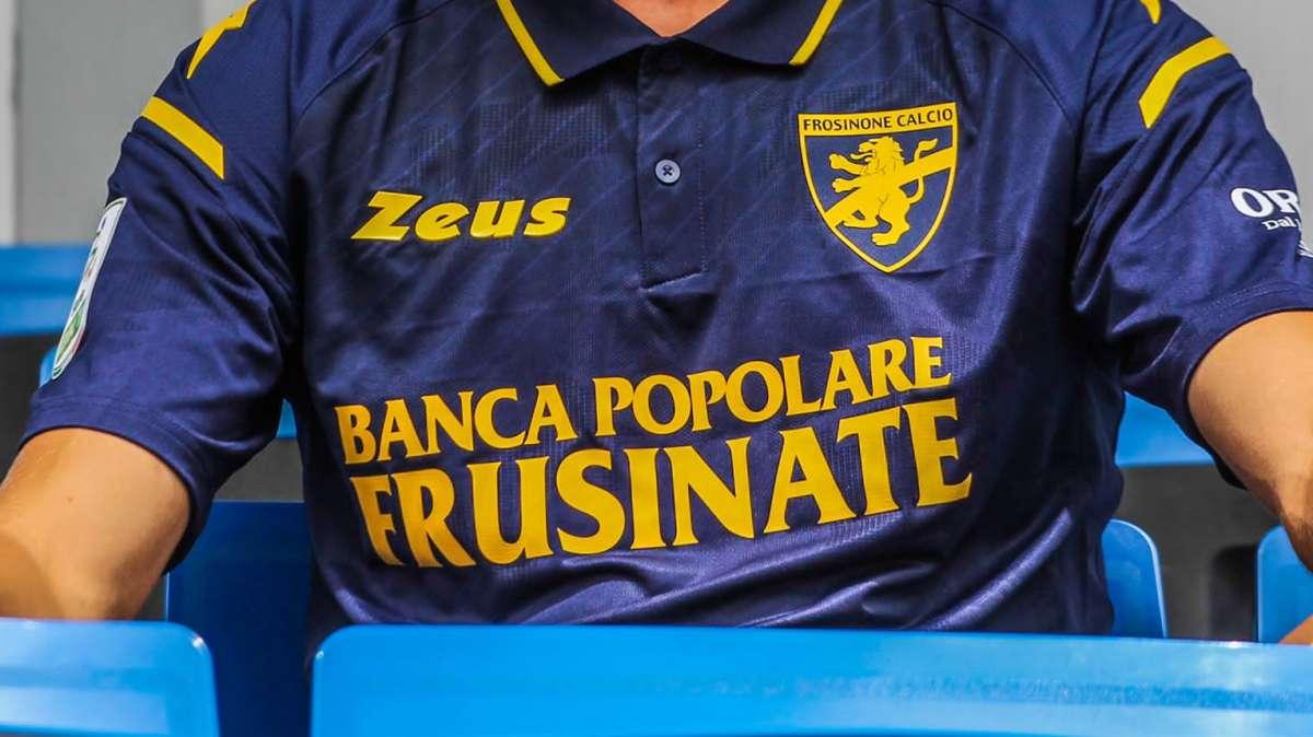 Torna la maglia blu notte, simbolo di eleganza in casa Frosinone Calcio