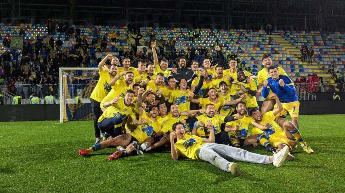 FOTO RICORDO - Tutta la squadra sotto la Nord