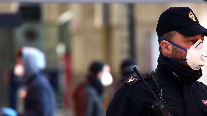 Il virologo Clementi: "Estate? Al mare con la mascherina. Stadi ultimi a riaprire"