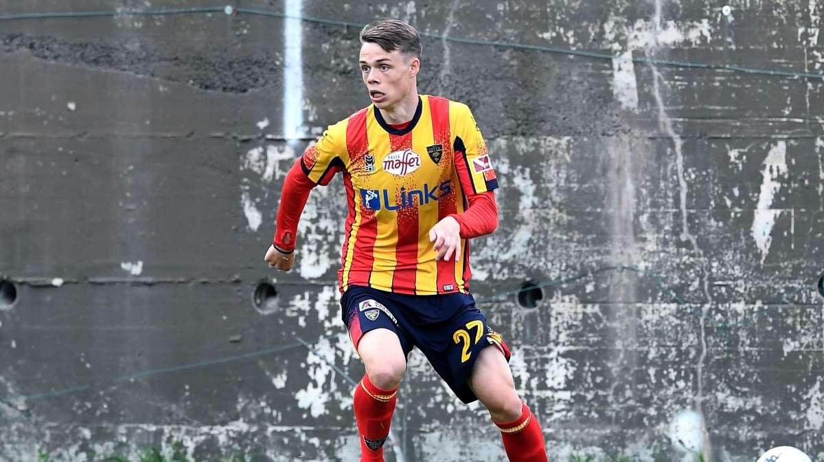 SERIE B - Il Lecce sorpassa la Cremonese e si porta in vetta. Cade il Como in casa, ci crede ancora l'Alessandria