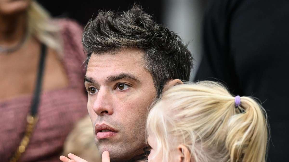 Fedez denuncia gli haters del figlio dopo Milan-Frosinone. Ma post vergognosi e minacce continuano 