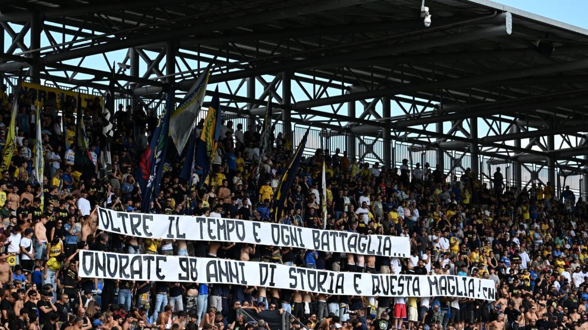 "Oltre il tempo e ogni battaglia...": lo striscione della Curva Nord per i 98 anni del Frosinone