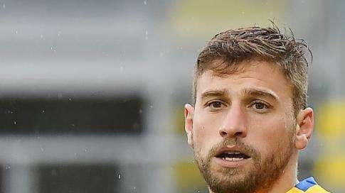 Dionisi, due fotogrammi: esulta al gol di Ciano, poi Citro lo consola sotto la Curva Nord