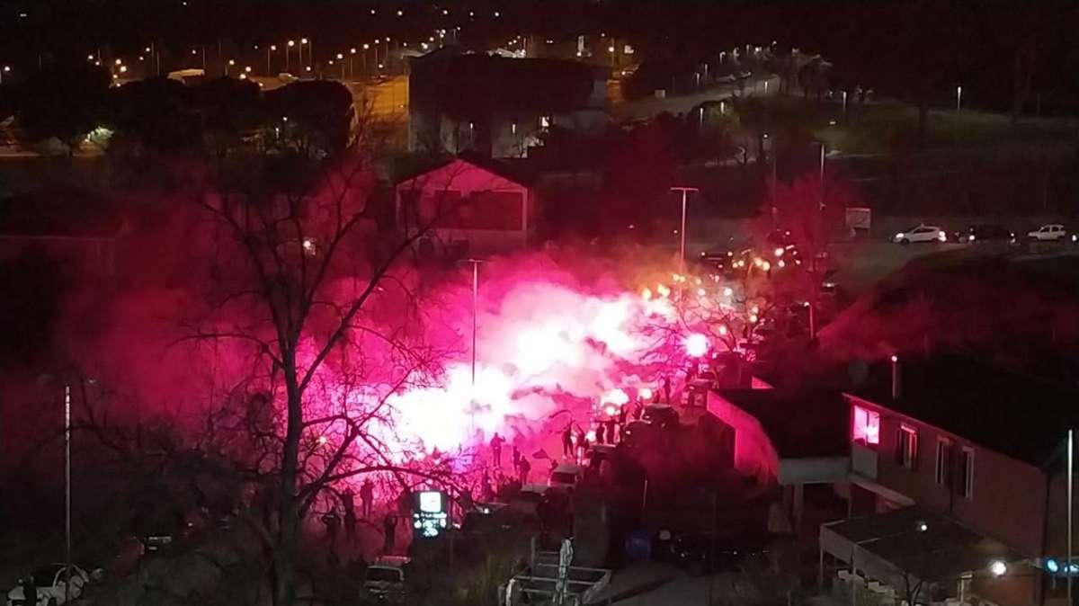 FOTONOTIZIA - Accoglienza calorosa della Nord alla squadra