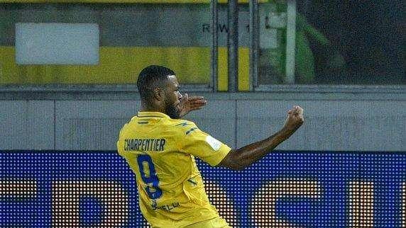 Ciociaria innamorata di Gabriel Charpentier: dopo la rete dell'1-0, Garritano gli dà un bacio