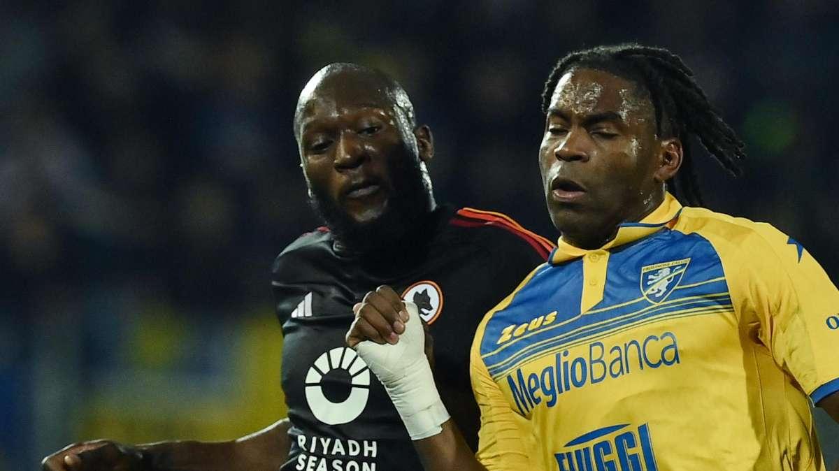 Lukaku, poco legame con i compagni a Frosinone: fin dal riscaldamento un gesto di stizza