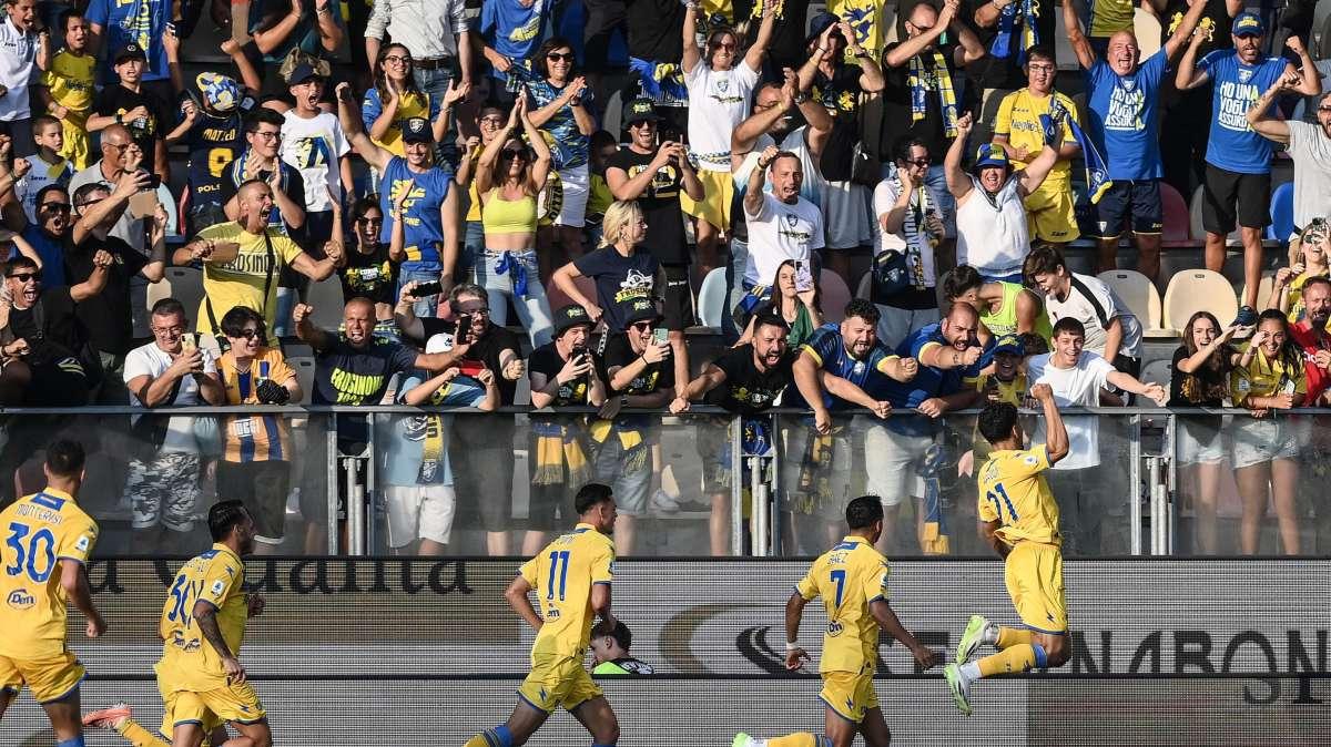 CURVA NORD - Ecco cosa dice lo striscione dei tifosi giallazzurri prima di Frosinone-Lecce