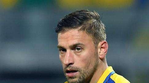 Dionisi fischiato dal pubblico di Livorno: lui non reagisce, segna e rinuncia ad esultare