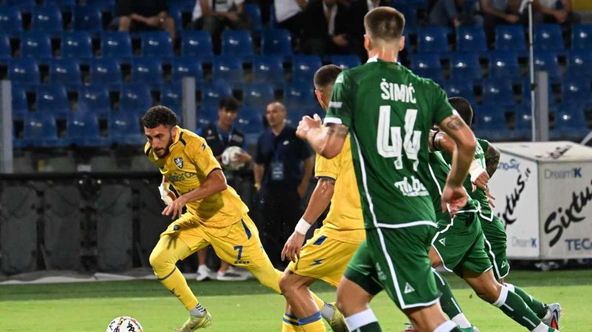 PAGELLE Frosinone-Avellino 2-0: Koutsoupias e Marchizza in gol. Palmisani imbattuto