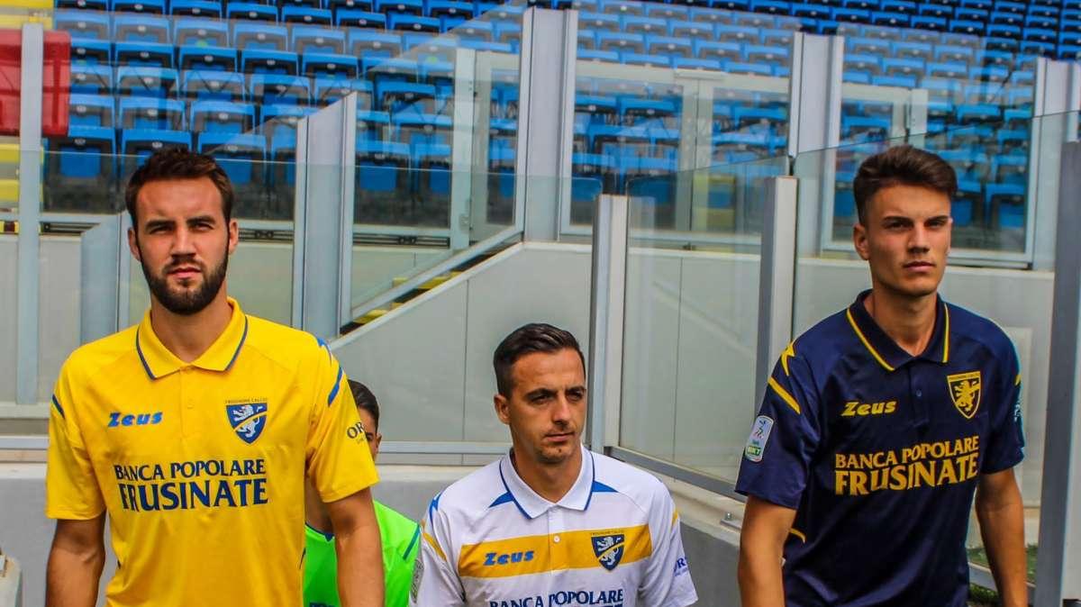 Il Frosinone Calcio non ha scelto nessun attaccante come testimonial delle nuove maglie