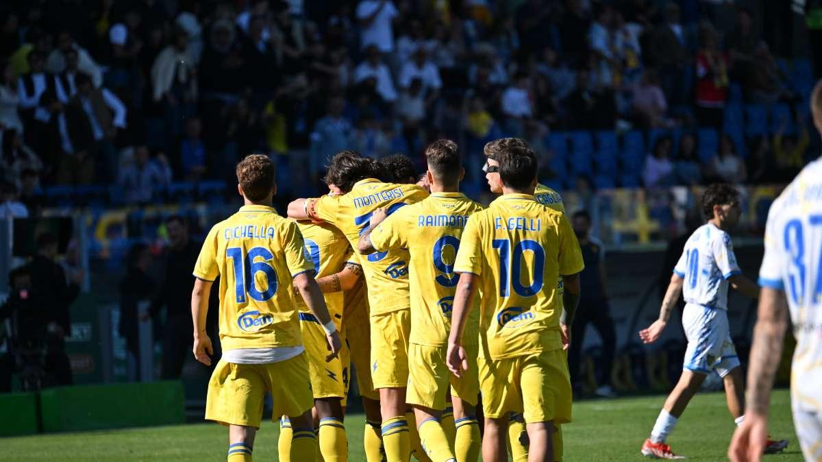 PAGELLE Frosinone-Carrarese 3-0: Calò, Fiori e Kone in gol
