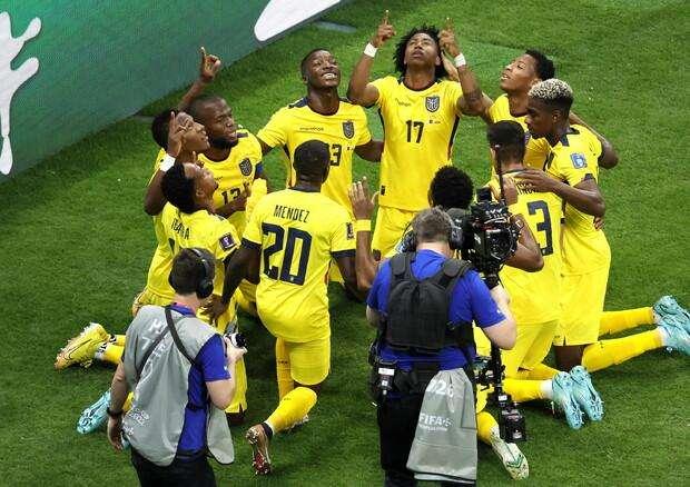 L'Ecuador passeggia sulle macerie del Qatar: inetti i padroni di casa, Valencia nella storia del suo Paese. E scoppia la polemica in tribuna!