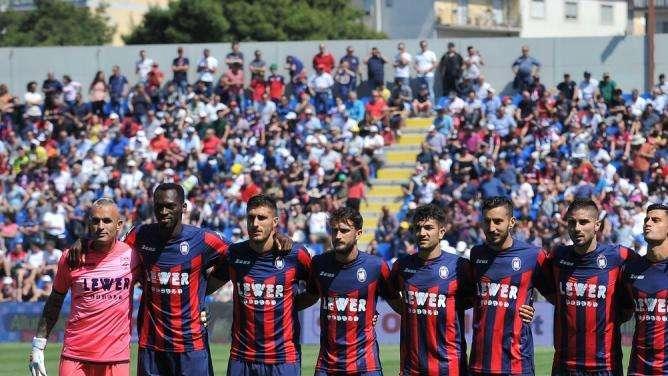 Crotone, caos stadio. Vrenna: "Vogliono uccidere i sogni di un popolo"
