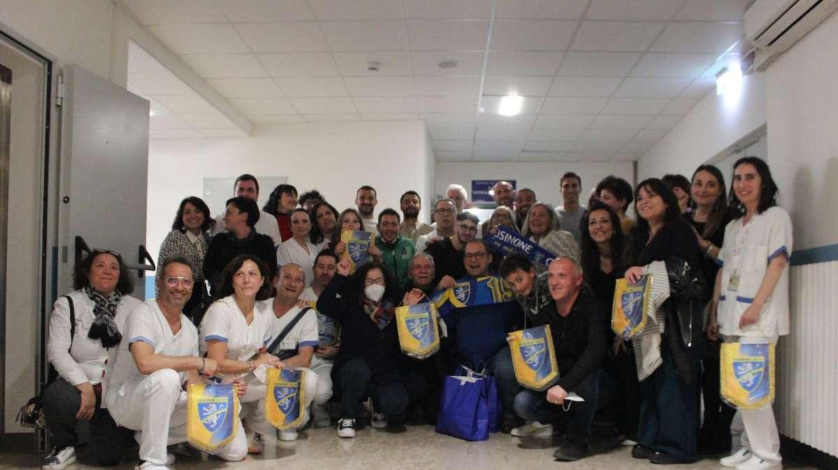 A Dialisi dello Spaziani, abbracci e cori tra giocatori e pazienti