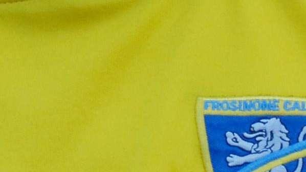Il Frosinone con il lutto al braccio contro il Genoa: applausi dello stadio per Nino Bucchiarone