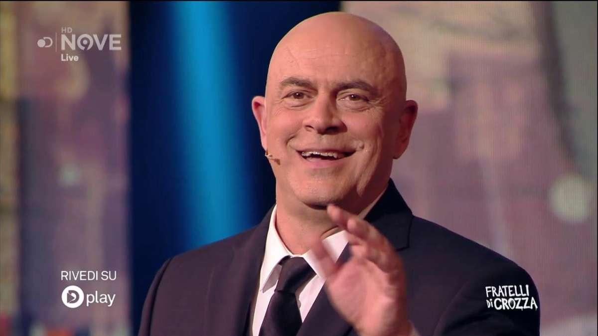 Maurizio Crozza prende in giro Zalone: "Guardati Frosinone-Crotone, sei fissato con Goethe"