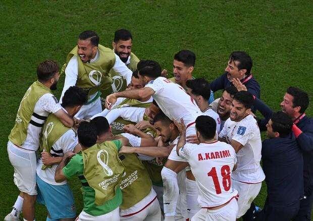 Giornata memorabile per il calcio iraniano: 2-0 al Galles, tifosi in lacrime. I britannici non resistono nel finale in inferiorità numerica