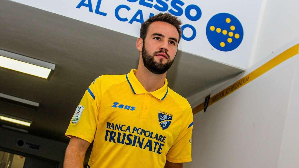 Zeus Sport  cambia stile: la nuova maglia 'home' del Frosinone è totalmente rivoluzionaria rispetto alle ultime due stagioni