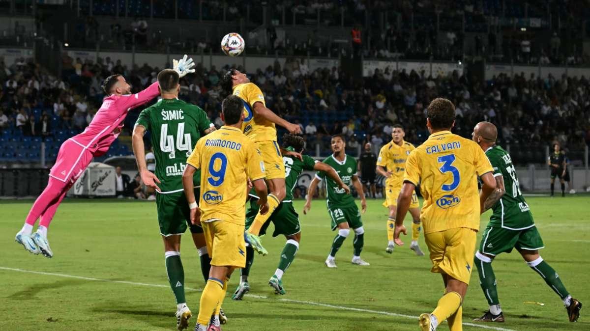 Frosinone-Avellino 2-0, il tabellino e la cronaca del match. Primo acuto stagionale dei leoni di mister Massimiliano Alvini!